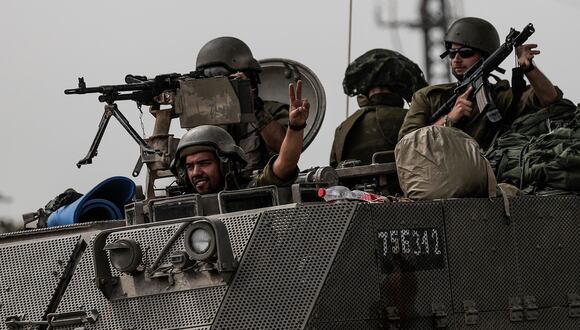 Soldados del ejército israelí desplegados en los alrededores de la ciudad de Sderot, muy próxima a la franja de Gaza, este domingo. (EFE/ Manuel Bruque).
