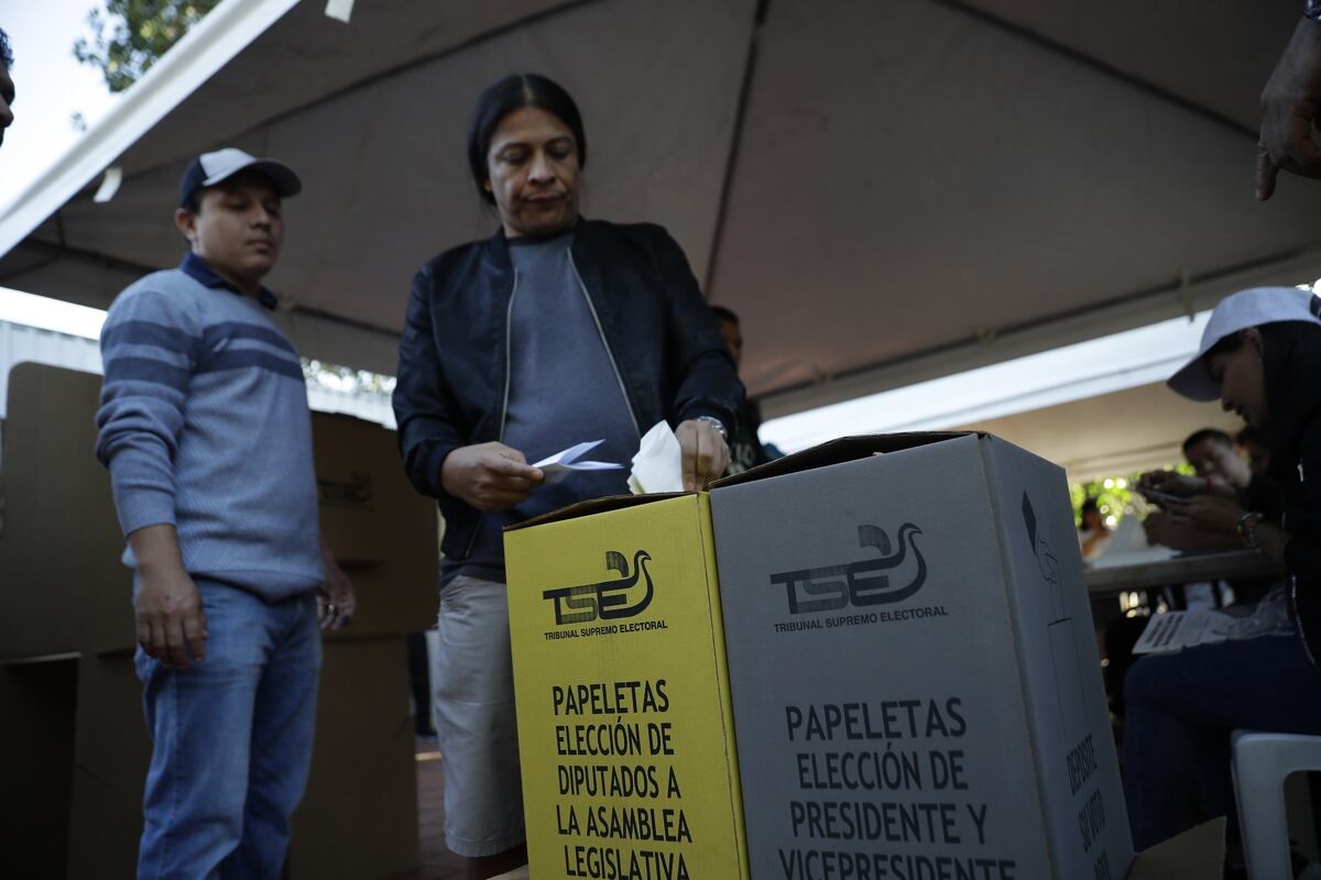 Un elector deposita su voto, en un centro de votación en el Teatro de Cámara en San Salvador, El Salvador, el 4 de febrero de 2024. (Foto de Rodrigo Sura / EFE)