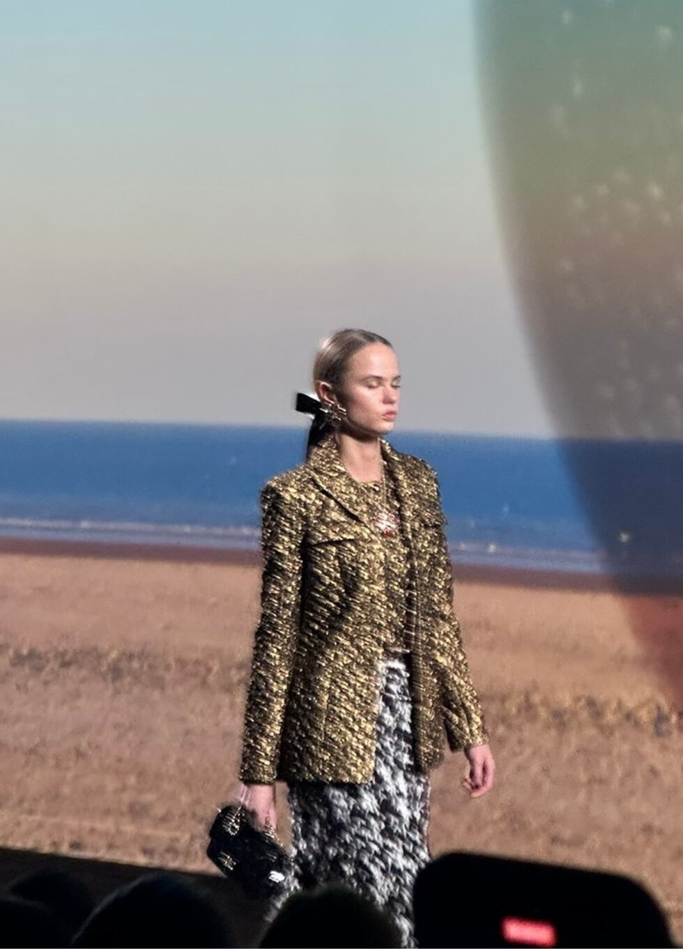 El desfile abrió con un cortometraje protagonizado por los embajadores de la firma, Penélope Cruz y Brad Pitt que encarnaron a dos amantes predestinados bajo la dirección de Inez & Vinoodh, quienes tomaron de inspiración a una película de 1966 de Claude Lelouch.
(Foto: Jacques Burga)