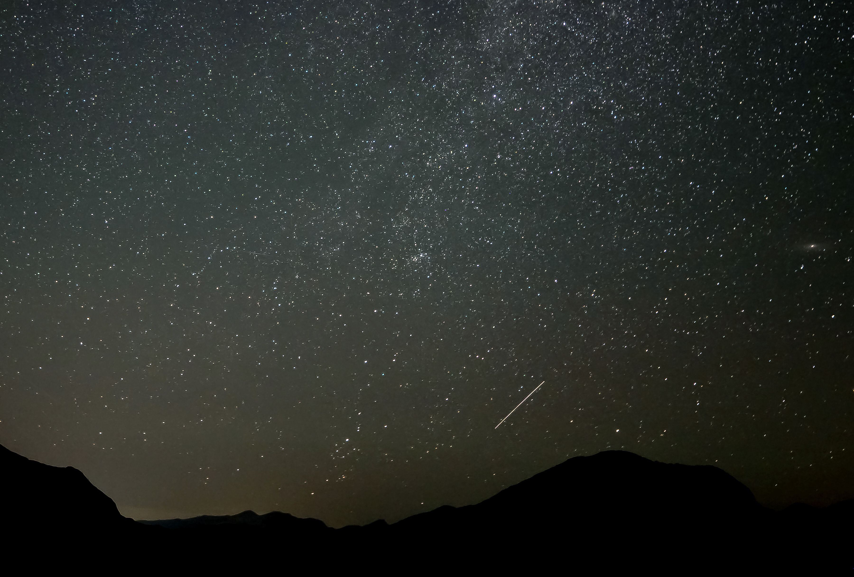 Las Perseidas con frecuencia dejan largas estelas de luz y colo detrás de ellas mientras atraviesan la atmósfera de la Tierra, explica la NASA. (Foto: Samuel de Roman/Anadolu via Getty Images)