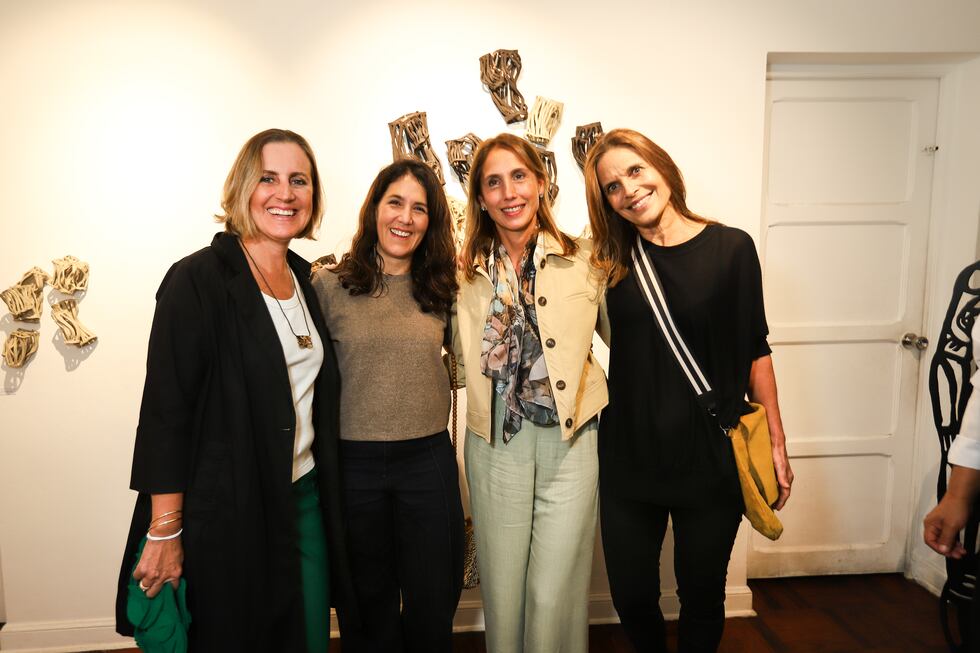 Eli Bedón, Mónica Manrique, Melissa Larrañaga y Paola Baertl en la inauguración de Colectiva N° 5 en VOMA & Amigos. San Isidro.