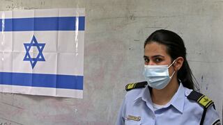 Milicianos disparan un cohete desde Gaza hacia Israel durante la jornada electoral
