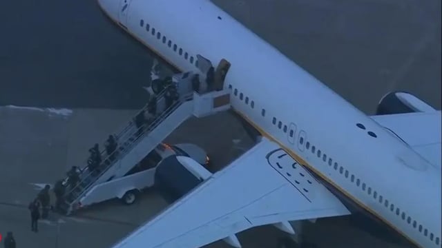 Así bajó del avión Nicolás Maduro tras llegar a Nueva York para ser juzgado por narcotráfico | VIDEO
