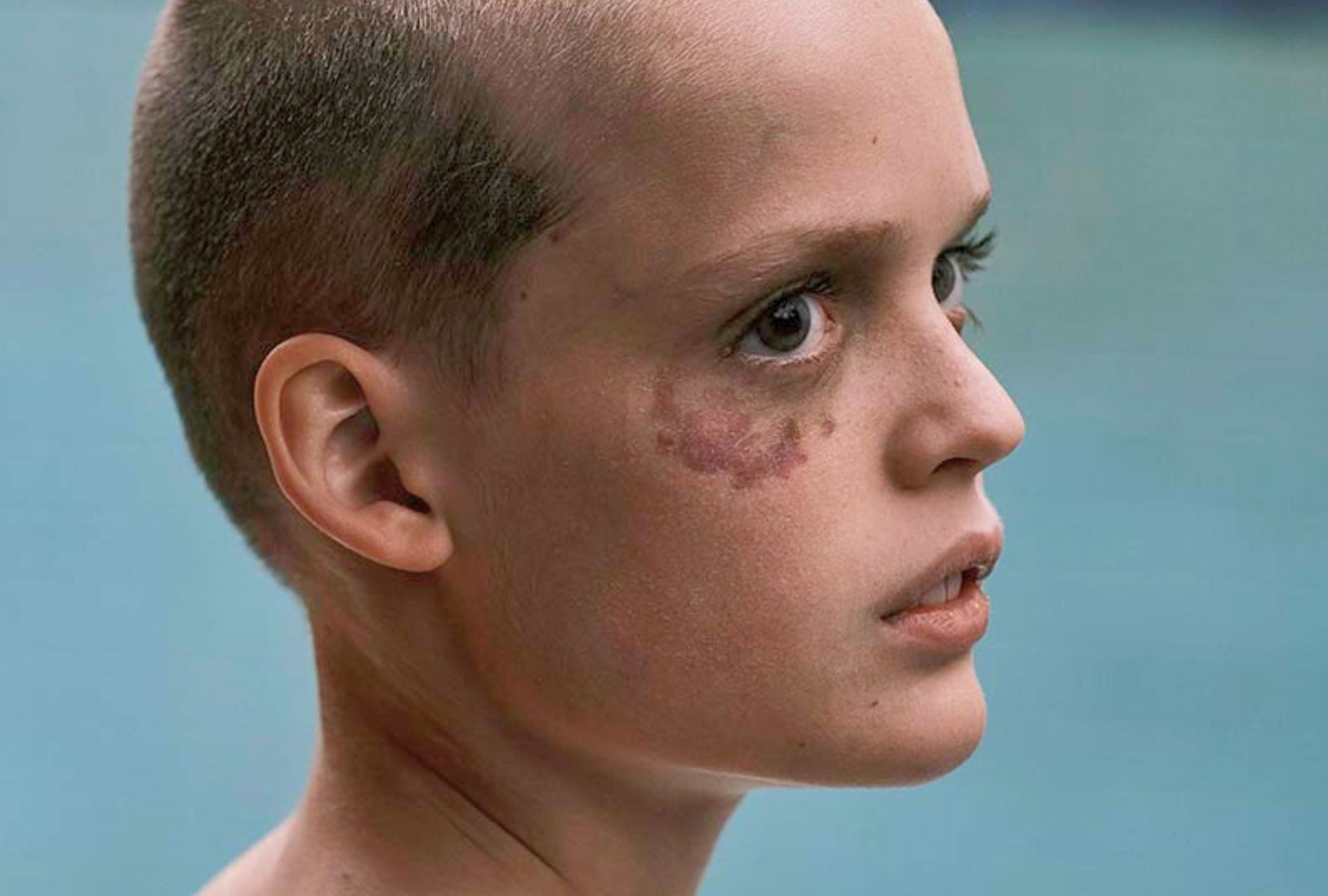 El actor Jonah Wren Phillips es parte del elenco principal de la película "Bring Her Back". Él es uno de los niños que la misteriosa Laura acogió en su casa (Foto: A24)