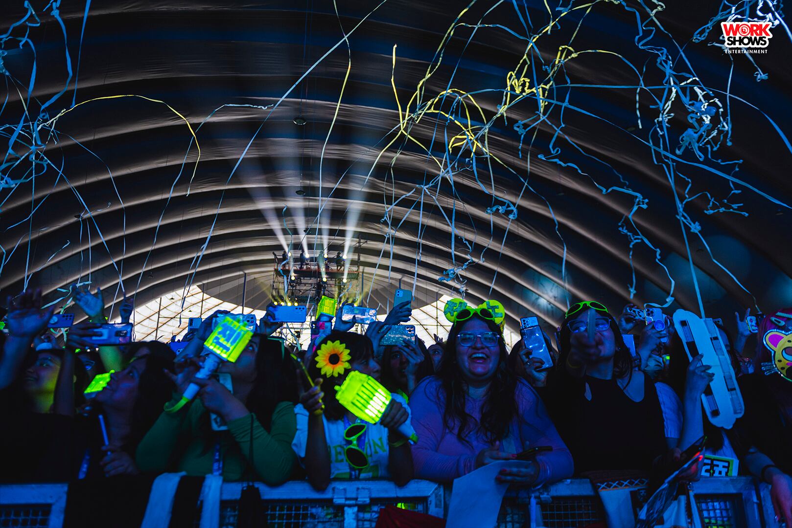 Las NCTizen animaron el show con sus lightstick 믐뭔봄.