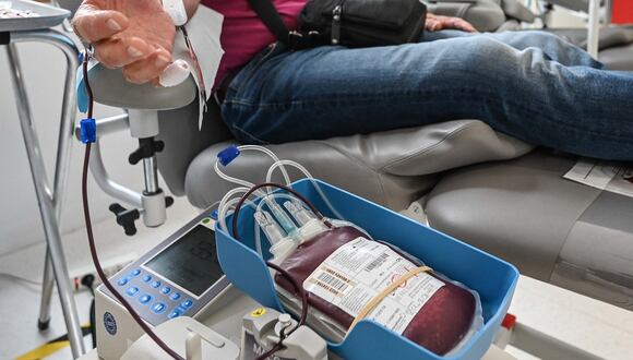Un donante de sangre y plasma realiza una donación al Establecimiento de sangre francés (EFS) en Arras, norte de Francia, el 30 de junio de 2022. (Foto de DENIS CHARLET / AFP)