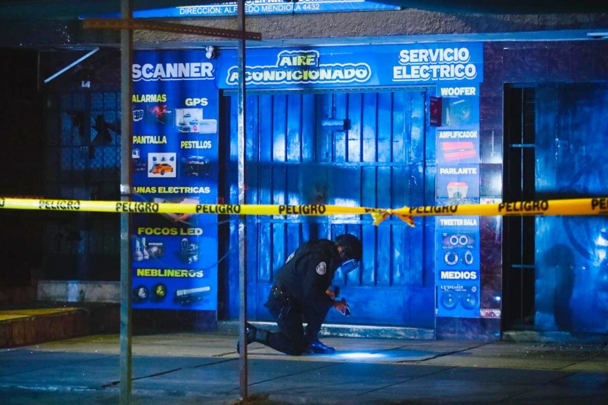Extorsionadores lanzan un explosivo a un local de Tapicería ubicado en la cuadra 43 de la avenida Alfredo Mendiola. Fotos:@photo.gec