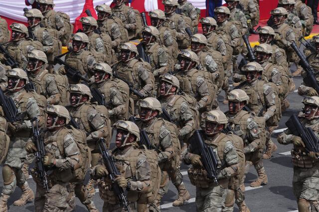 En el agrupamiento naval, destacaron jóvenes cadetes, comandos de intervención y brigadas de rescate. Foto: Julio Reaño/@photo.gec