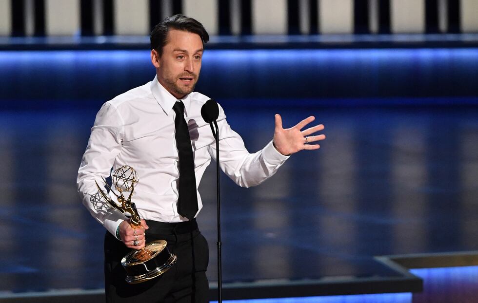 Kieran Culkin recibe su Emmy a Mejor actor de drama por "Succession".