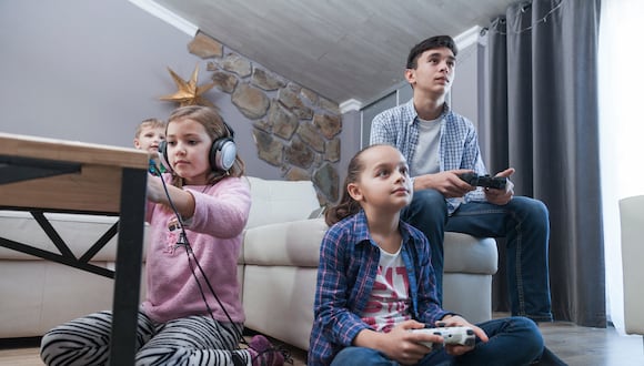 El sedentarismo se refiere a cualquier comportamiento que implique muy baja actividad física, como mirar televisión, jugar videojuegos o usar dispositivos electrónicos durante períodos prolongados. En la infancia, estos comportamientos son cada vez más comunes debido al aumento del uso de tecnología y la disminución de actividades físicas al aire libre.