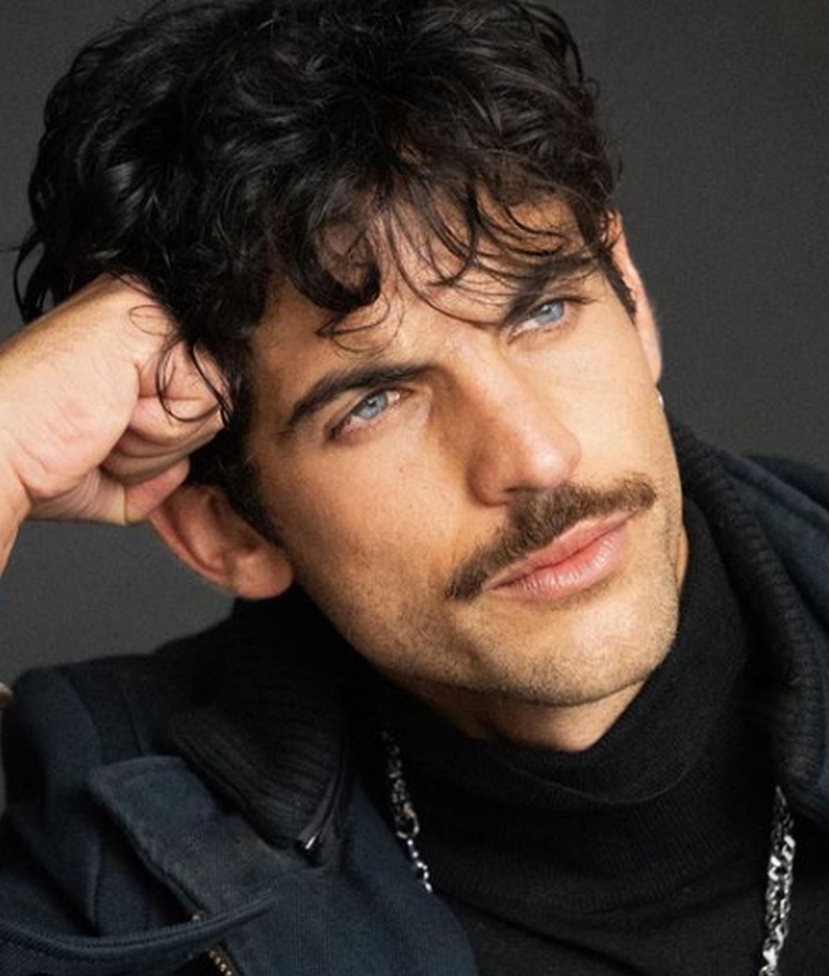 El actor luciendo unos bigotes que enamoran (Foto: Cristian Gamero / Instagram)