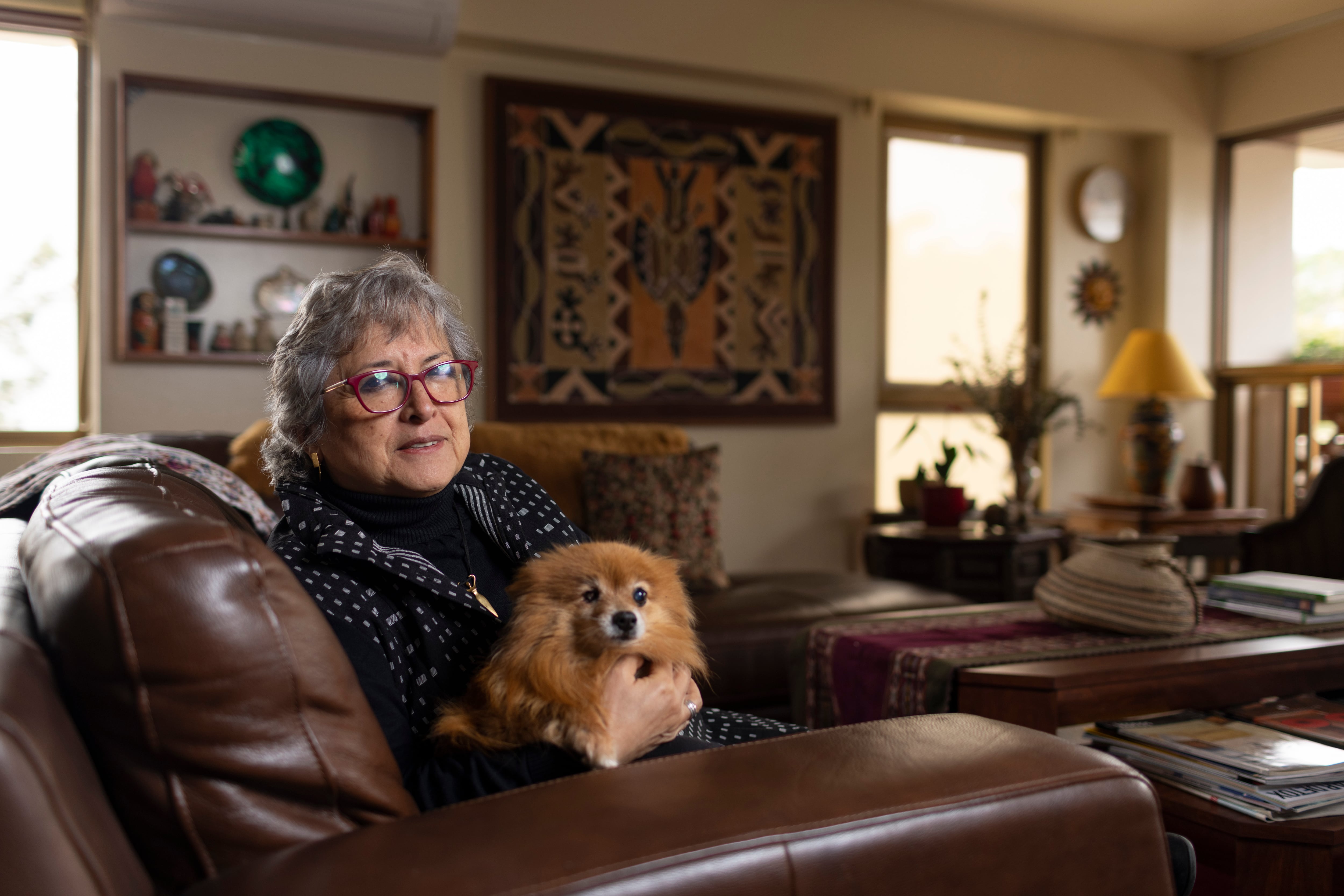 Sonia Guillén, la antropóloga que descubrió los perros pastores chiribaya. En la foto con su mascota, una spitz alemán llamada Paranuss. (Foto: Richard Hirano)
FOTOS RICHARD HIRANO