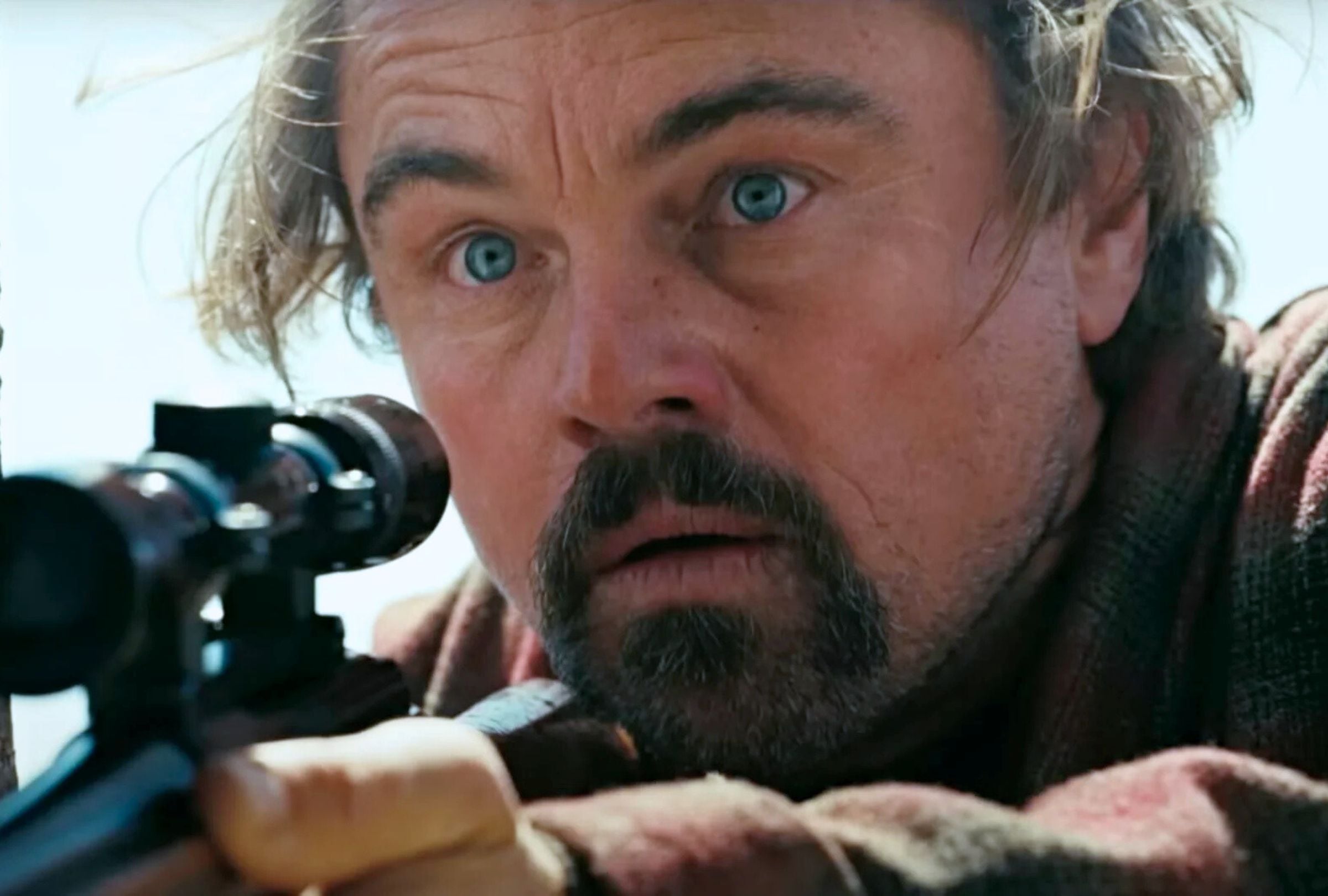 El estadounidense Leonardo DiCaprio ofrece una de las interpretaciones más intensas, caóticas y divertidas de su carrera en la película "One Battle After Another" del cineasta Paul Thomas Anderson (Foto: Warner Bros.)