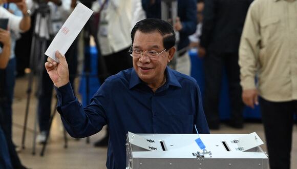 El primer ministro de Camboya, Hun Sen, se prepara para emitir su voto en un colegio electoral en la provincia de Kandal el 23 de julio de 2023 durante las elecciones generales. (Foto de TANG CHHIN SOTHY / AFP)