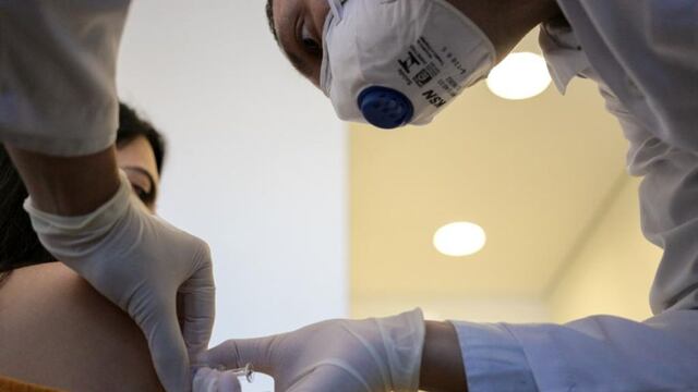AstraZeneca y Oxford reanudan los ensayos de su potencial vacuna contra el coronavirus