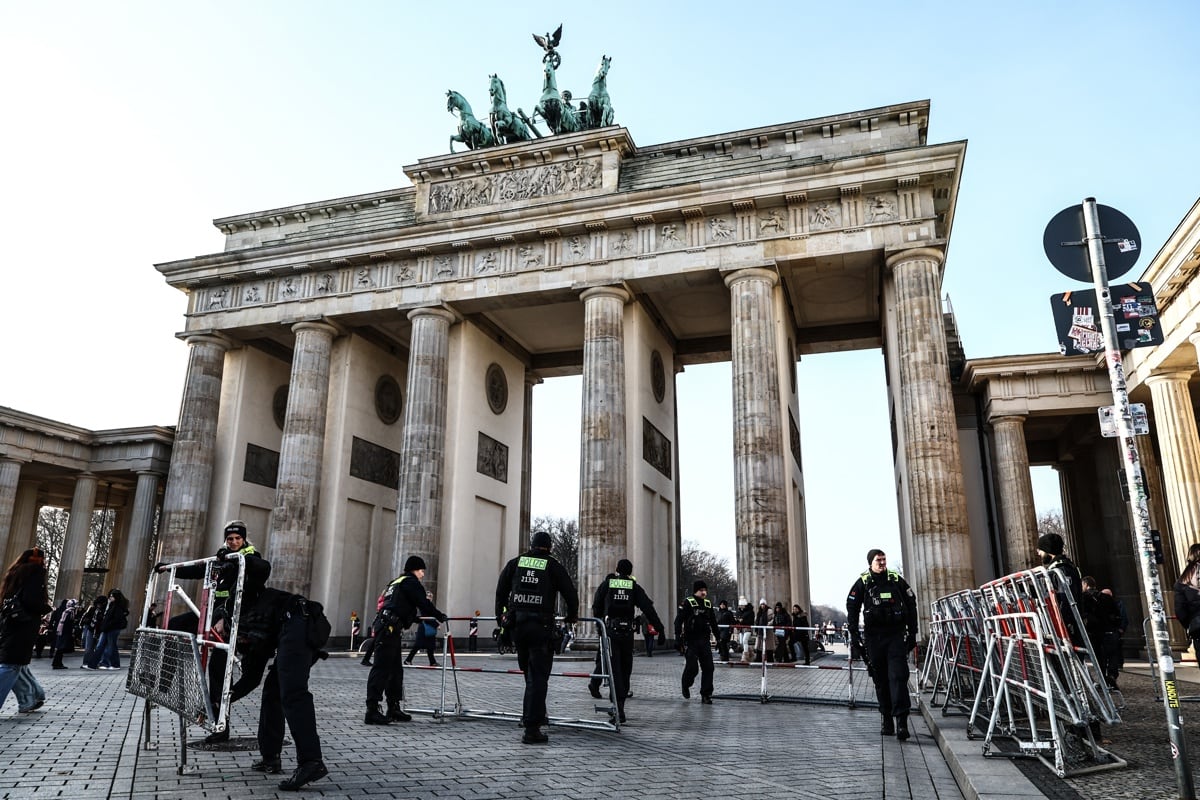 Agentes de policía instalan barreras frente a la Puerta de Brandeburgo como parte del cierre del centro de la ciudad en Berlín, Alemania, el 14 de diciembre de 2025. (EFE/EPA/FILIP SINGER)