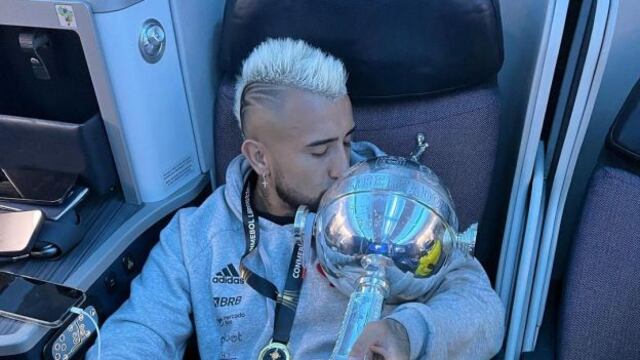 Arturo Vidal posa con el trofeo de Copa Libertadores: “Ya estás con papá”