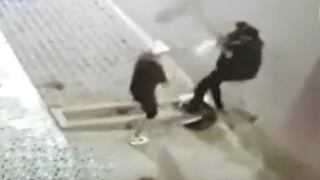Ate: cámaras registran cómo tres delincuentes asaltan a un joven en plena vía pública | VIDEO