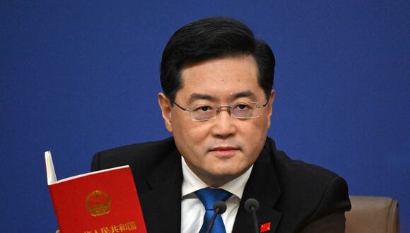 El ex ministro de Relaciones Exteriores de China, Qin Gang, sostiene una copia de la constitución de China en el Centro de Medios de la Asamblea Popular Nacional (APN) en Beijing el 7 de marzo de 2023. (Foto de NOEL CELIS / AFP)