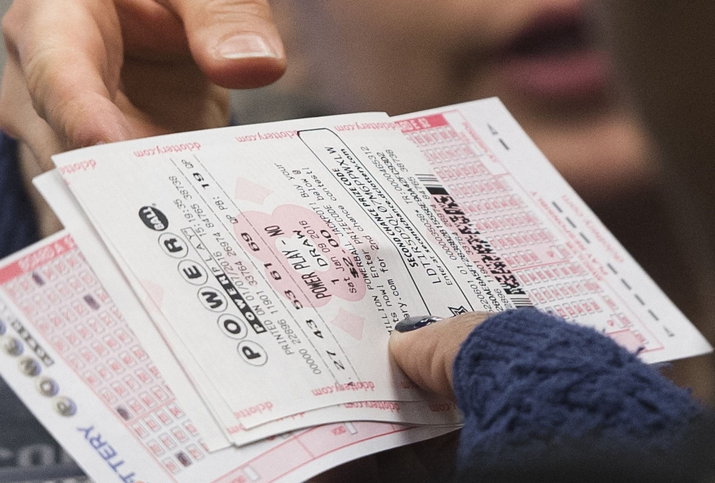 A pesar de que nadie acertó todos los números, varios boletos se llevaron premios de hasta US$1 millón en distintos estados. (Foto: Saul Loeb / AFP)