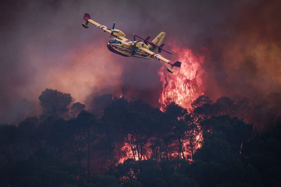 Un avión Canadair CL-415 de la Seguridad Civil francesa sobrevuela las llamas que arrasan un bosque en los alrededores de Cotignac, en el sureste de Francia, el 23 de julio de 2026, durante un incendio forestal. Foto: THIBAUD MORITZ / AFP