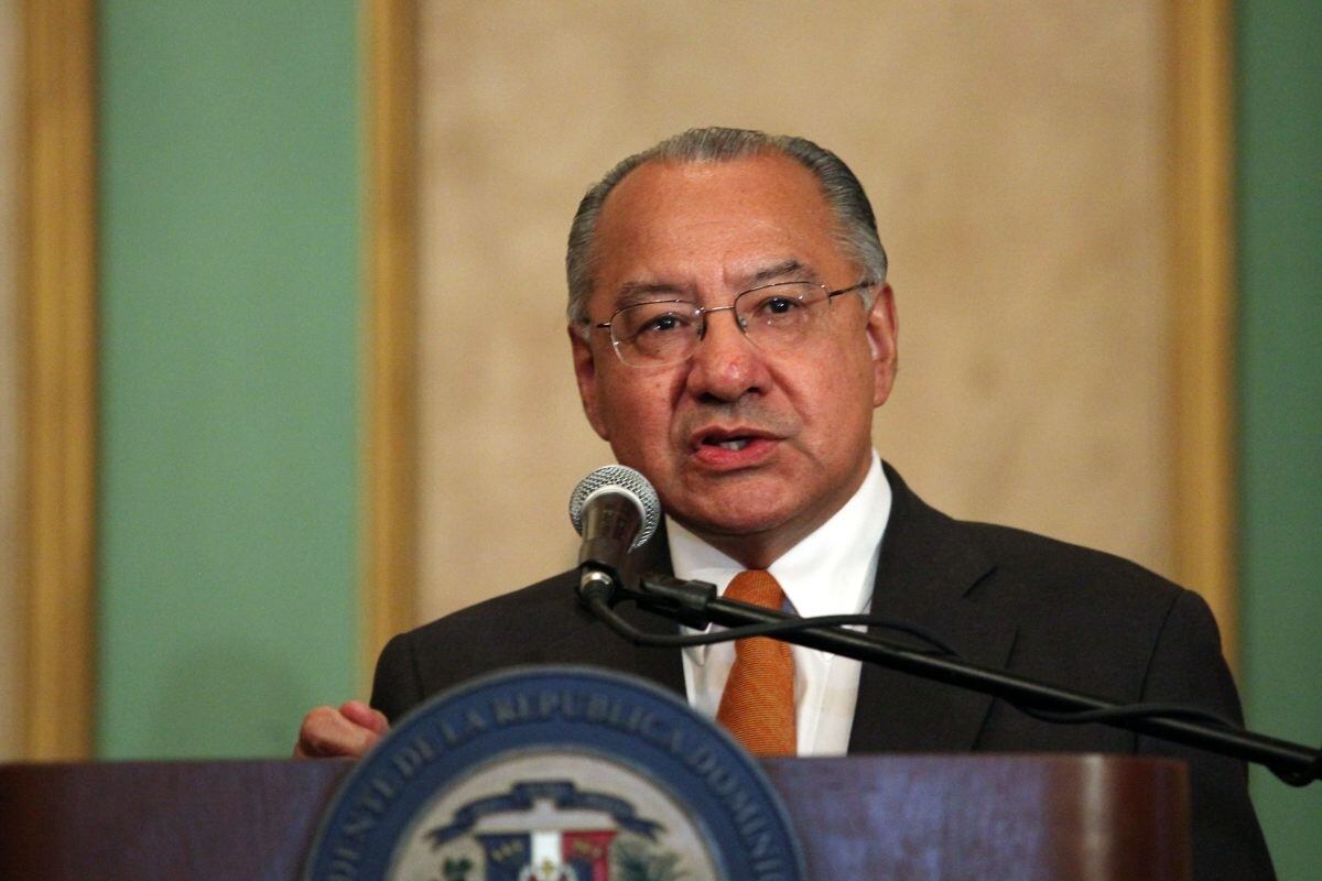 El exdiplomático estadounidense Manuel Rocha mientras habla durante una rueda de prensa en Santo Domingo, República Dominicana, el 8 de mayo de 2013. (Foto de Orlando Barría / EFE)