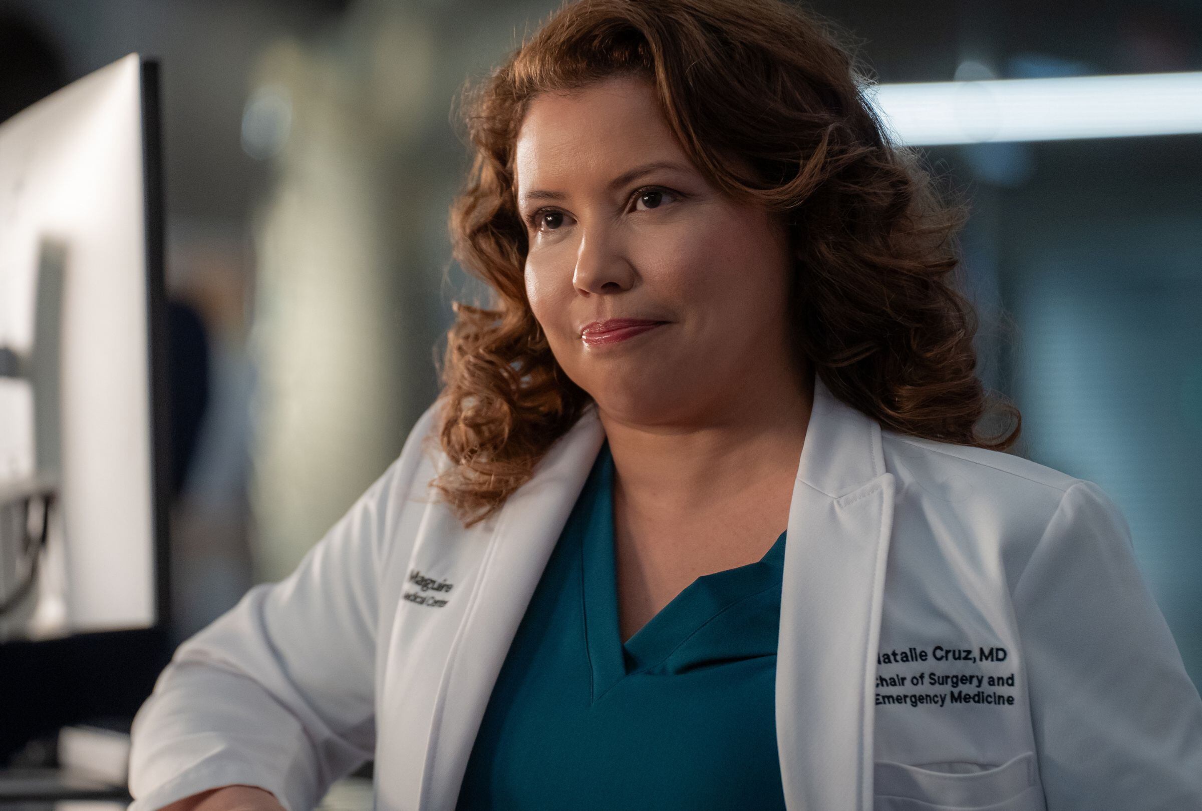 Justina Machado como Natalie Cruz en una escena de la serie médica "Pulso" (Foto: Netflix)