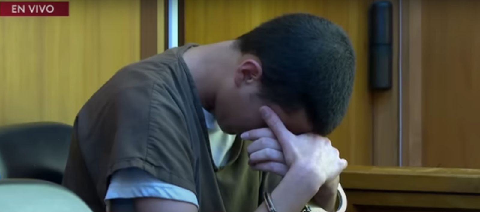 Derek Rosa durante audiencia sobre caso en el que es acusado de matar a su madre (Foto: Telemundo)