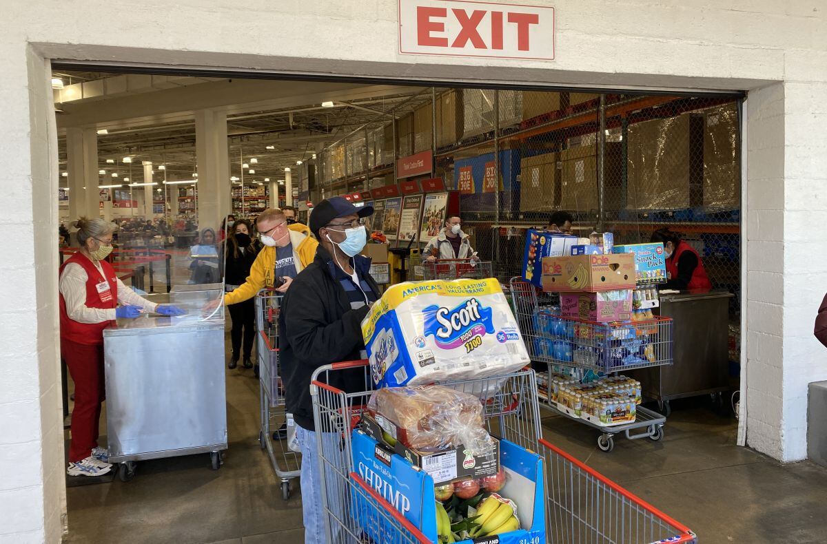 Un comprador saliendo con su coche de compras de Costco. (Foto: AFP)