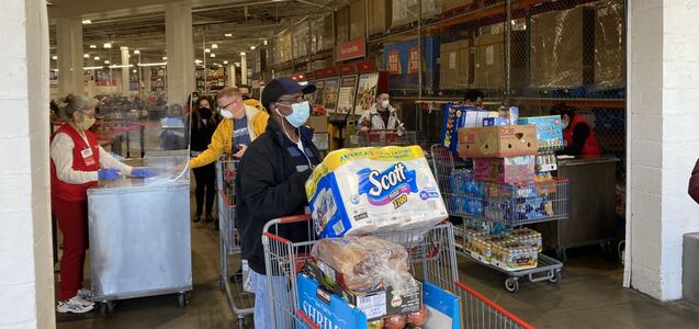 ¿Cuánto tiempo en promedio se quedan los clientes de Walmart y otras tiendas en sus locales?