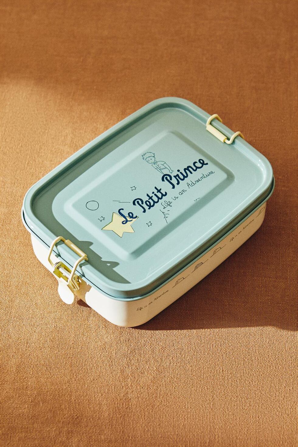 Un táper original para los más pequeños del hogar. Hecho de acero inoxidable y con tapa de cierre a presión, Zara se inspira en El Principito para crear esta pieza. Cómpralo en tiendas físicas o en zarahome.com/pe/. (Foto: Zara)