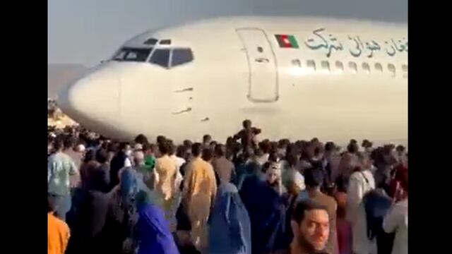 Tropas de EE.UU. disparan al aire en el aeropuerto de Kabul ante miles de afganos que tratan de escapar