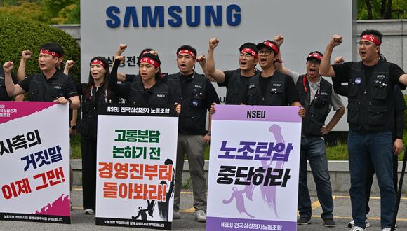 Sindicato Nacional de Samsung Electronics protestó en las afueras del campus de Giheung de la compañía en Yongin. (Foto: AFP)