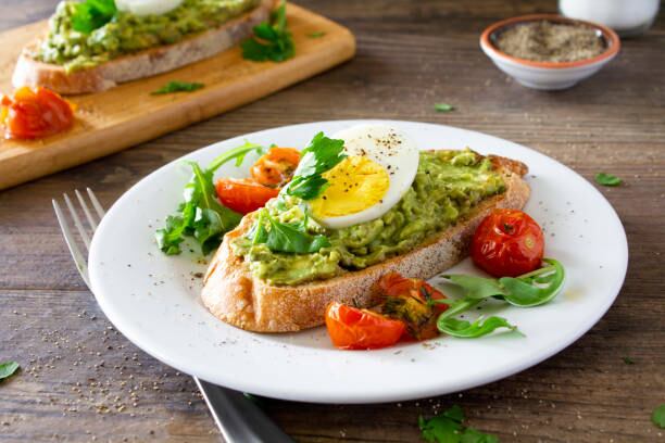 La versatilidad de la palta permite aprovechar sus beneficios y propiedades junto a tostadas, huevo sancochado, y también verduras. (Fuente: iStock)