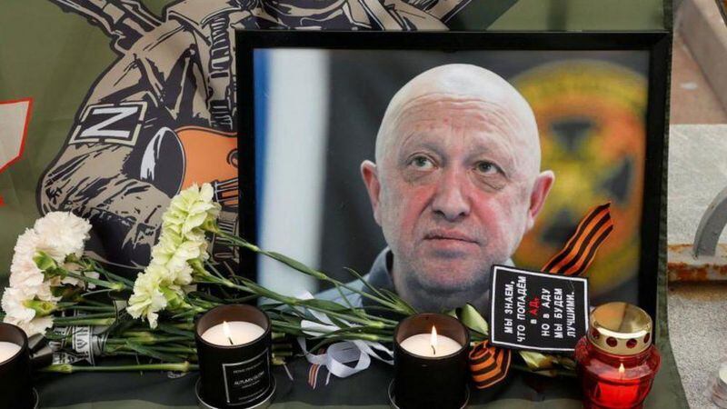En las instalaciones de Wagner de Novosibirisk, mercenarios del grupo le rinden homenaje a Yevgeny Prigozhin, fundador del grupo paramilitar. (Reuters).