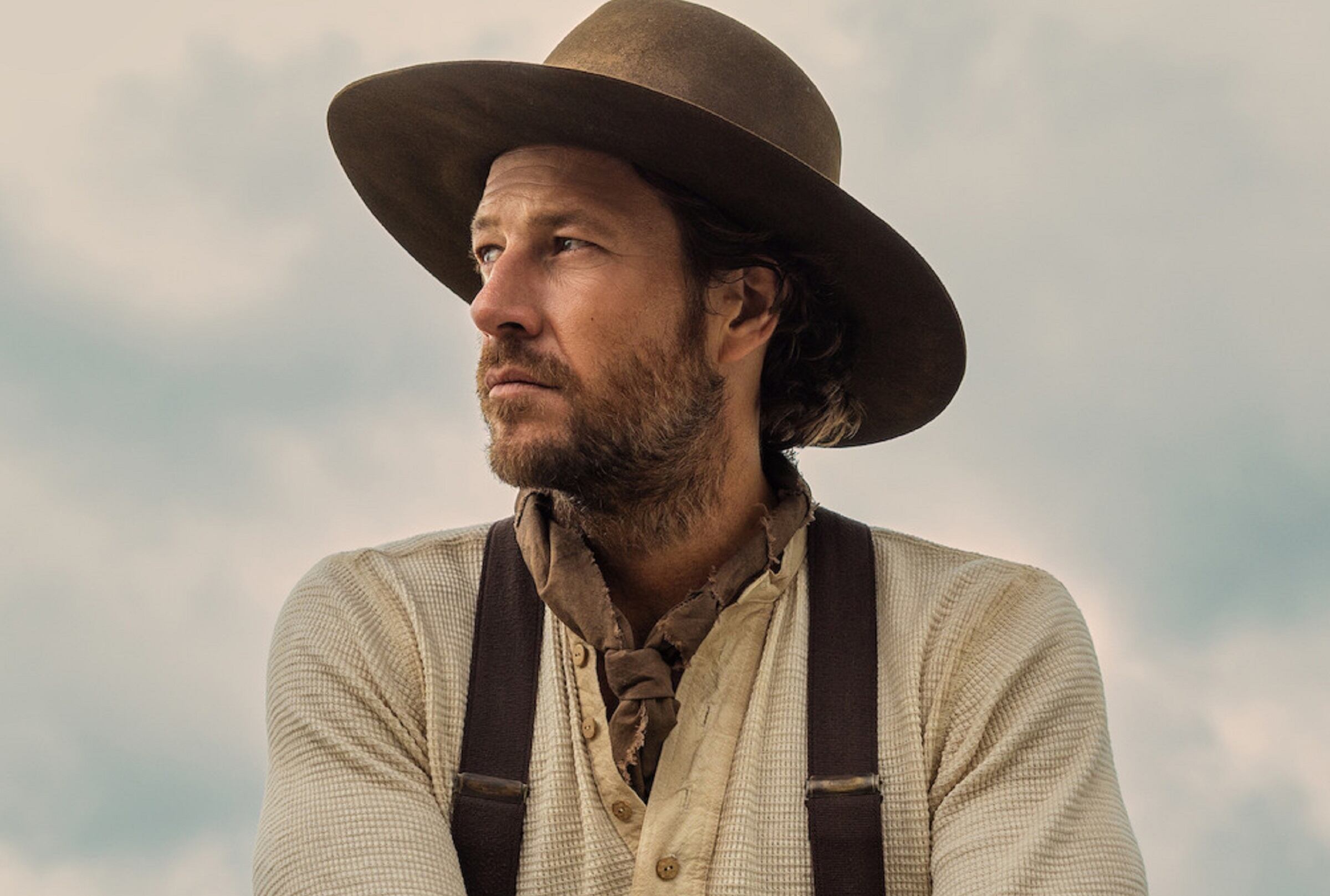 Luke Bracey da vida a Charles Ingalls, el patriarca de la familia, en la serie