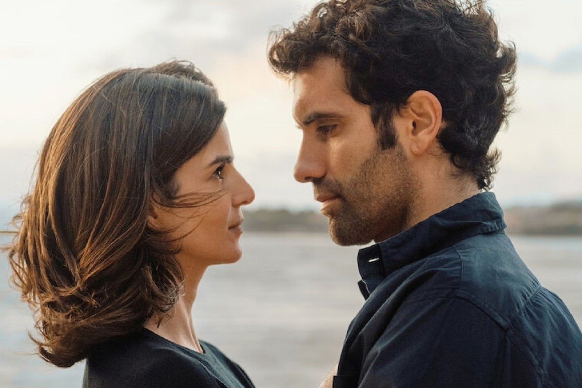 Clara Lago interpreta a Ana, mientras que Tamar Novas da vida a Daniel en la serie española "Clanes" (Foto: Netflix)