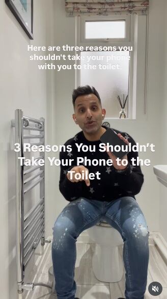 Permanecer sentado por mucho tiempo mientras revisas redes sociales aumenta el riesgo de padecer hemorroides, según el médico. (Foto: @doctoramirkhan / Instagram)