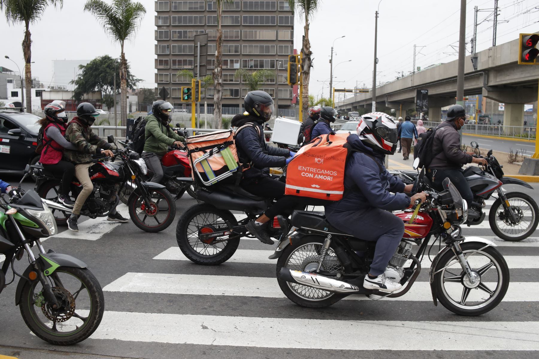 Las apps de delivery y taxi impulsan el consumo en una de las fechas clave para los comercios. (Fuente: Andina)