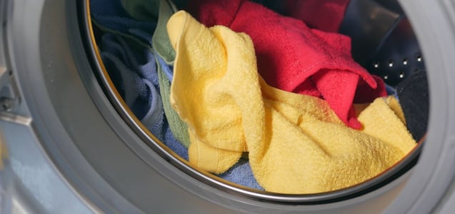 La razón por la que debes añadir azúcar luego de meter ropa a la lavadora