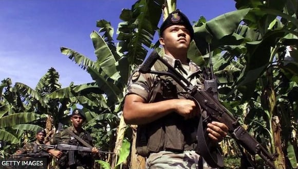 Soldados colombianos patrullando una plantación de bananas en el año 2000. (Getty Images).