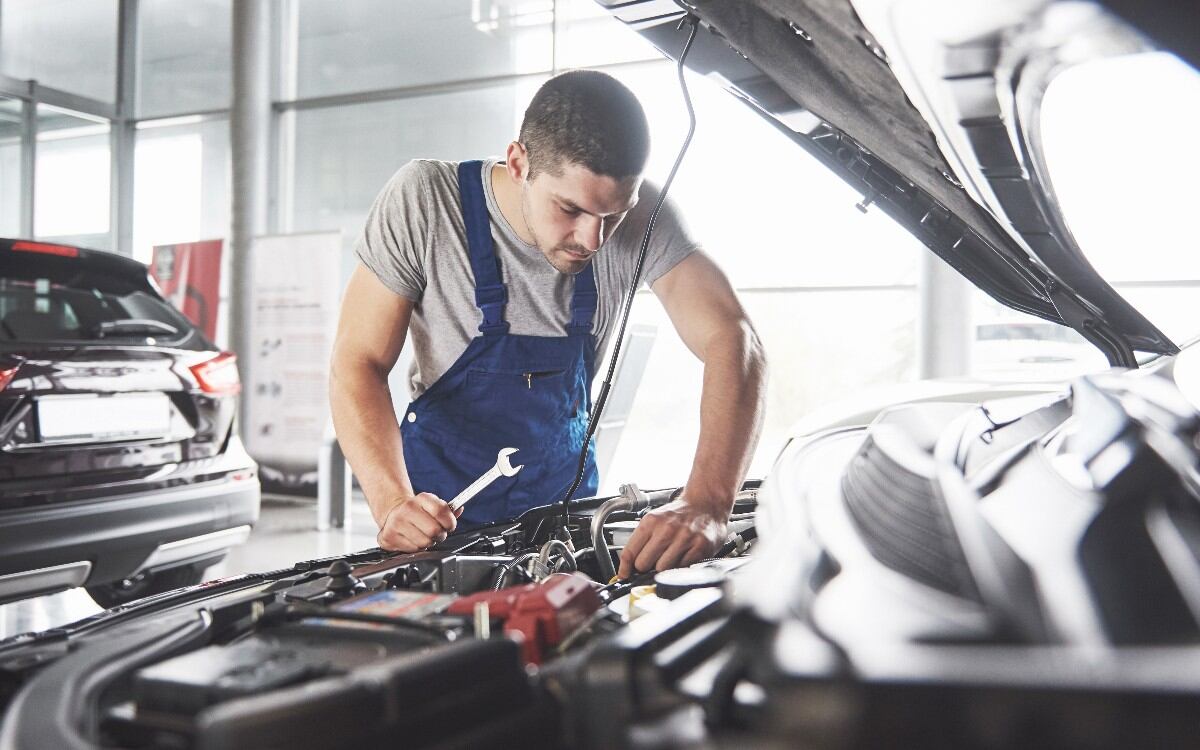 VIDEO VIRAL: un mecánico de Texas generó controversia al mostrar lo que un cliente le había hecho a su coche. (Foto referencial: standret / Freepik)