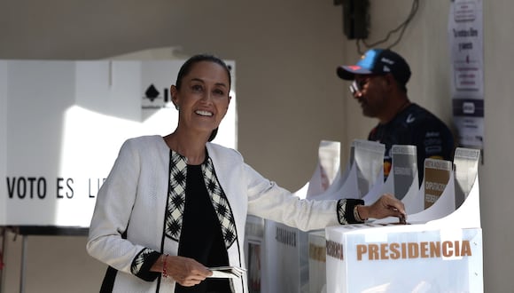La candidata oficialista a la presidencia de México, Claudia Sheinbaum, vota en las elecciones generales mexicanas en un colegio electoral en la Ciudad de México, el 2 de junio de 2024. (Foto de José Méndez / EFE)
