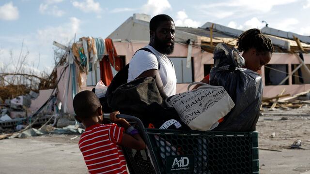 Miles intentan abandonar el caos y la devastación causados por Dorian en Bahamas | FOTOS
