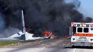 Avión militar de EE.UU. se estrella en una carretera: Hay 9 muertos