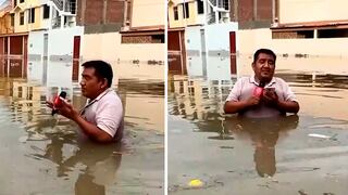 Reportero sorprende al informar desde las inundaciones en Piura con el agua por encima de la cintura 
