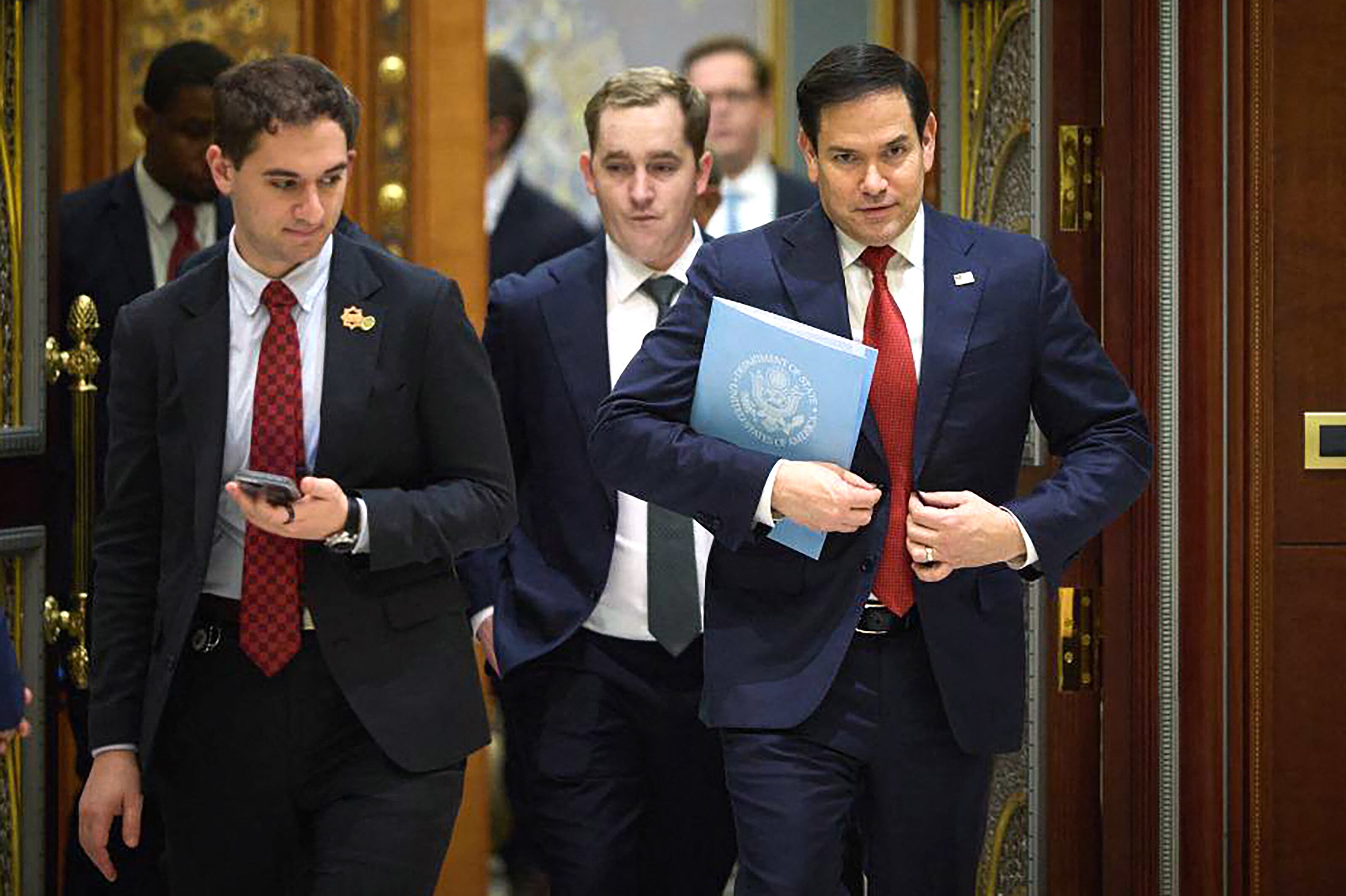 El jefe de la Oficina del Presidente de Ucrania, Andriy Yermak, el 11 de marzo de 2025, muestra al Secretario de Estado de los EE. UU., Marco Rubio (derecha), caminando durante la reunión de las delegaciones ucraniana y estadounidense en Yeda. (Foto de Handout / Telegram /@ermaka2022 / AFP)