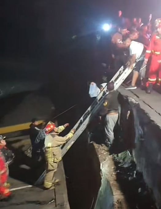 Bomberos trabajan intensamente en el rescate de heridos, con el apoyo de ciudadanos de la zona.