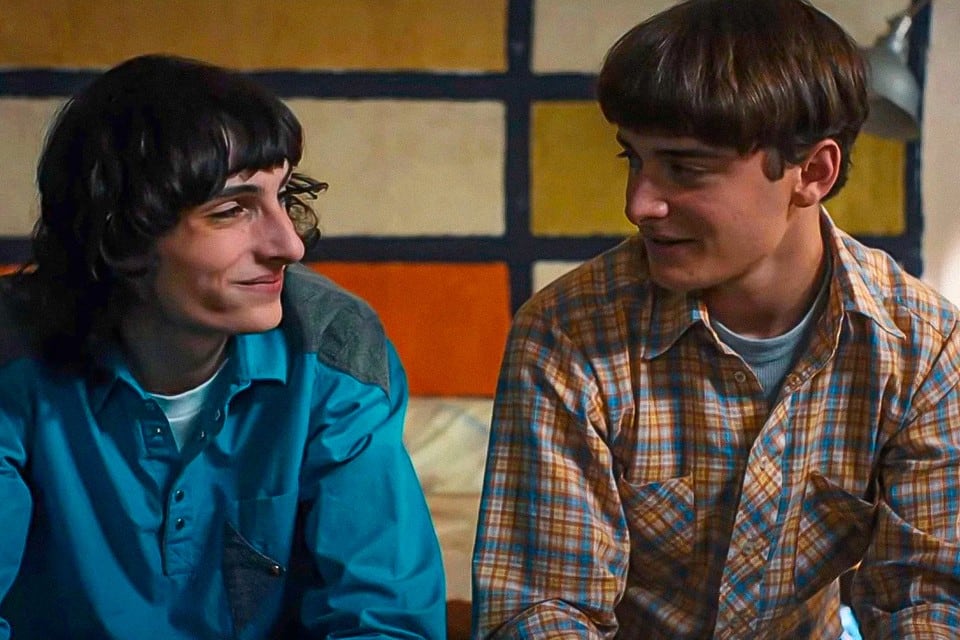 Mike, de azul, conversando con Will en "Stranger Things 4" (Foto: Netflix)