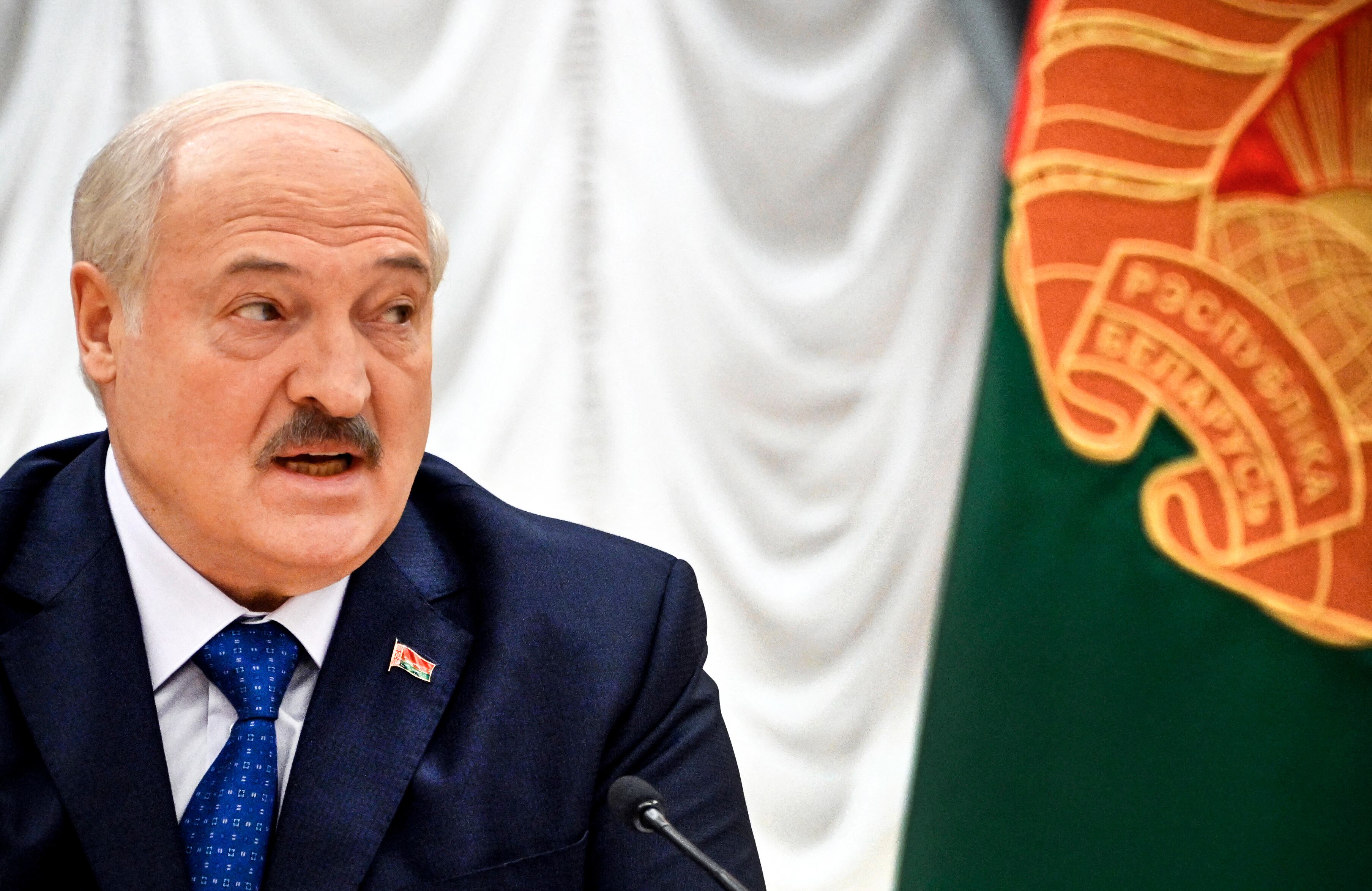 El presidente de Bielorrusia, Alexandr Lukashenko, habla mientras se reúne con los medios extranjeros en su residencia, el 6 de julio de 2023. (Foto de Alexander NEMENOV / AFP).